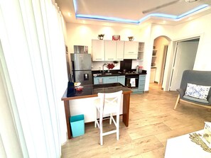 Køleskab, mikrobølgeovn, ovn, kogeplade