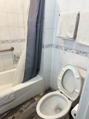 Bathroom - Bob's Motel (Los Angeles)