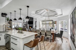 Dining - NEW Lakeshore Lodge - Massive Space & Views for Family Gatherings! (Blue River)