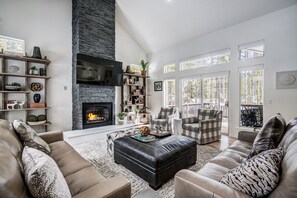 TV connectée, cheminée, table de tennis de table, espaces bureaux