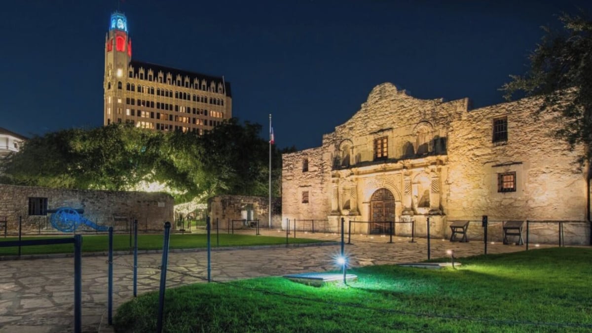 Home by the Dome! 2BR Downtown San Antonio Alamodome Hemisphere close!