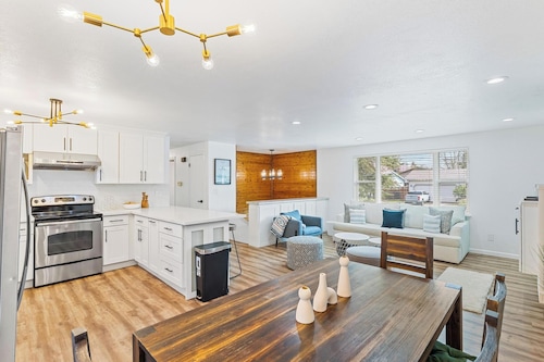 The Benson - Cozy Modern 4bd by Airport & DT