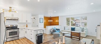 The Benson - Cozy Modern 4bd by Airport & DT