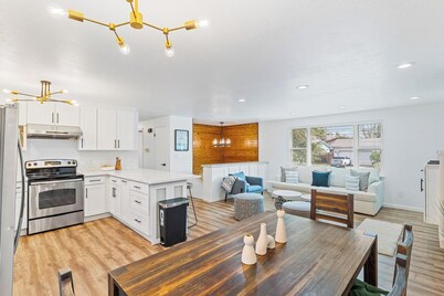 The Benson - Cozy Modern 4bd by Airport & DT