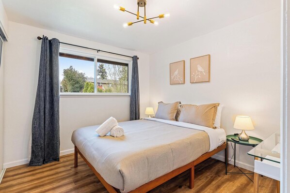 4 bedrooms, iron/ironing board, WiFi, bed sheets