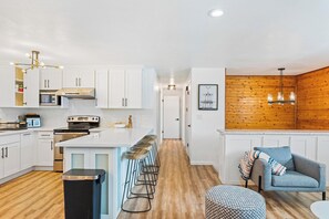 Private kitchen - The Benson - Cozy Modern 4bd by Airport & DT (Renton)