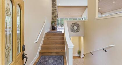 Cute! Updated & Perfect for Family! SHARC, Hot Tub