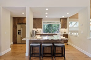 Fridge, microwave, oven, stovetop - 20 Aspen Lane - Elegant & Updated & Perfect for Family! SHARC, Hot Tub (Bend)