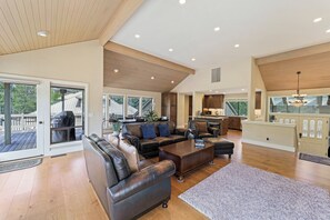 Smart TV, fireplace, table football - 20 Aspen Lane - Elegant & Updated & Perfect for Family! SHARC, Hot Tub (Bend)