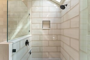 Douche, sèche-cheveux, serviettes fournies