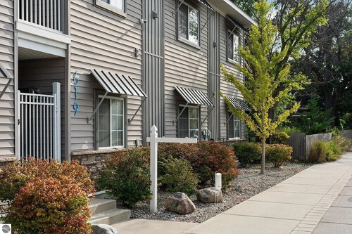 Cozy 1-bedroom apartment in enchanting Traverse City with WiFi, AC
