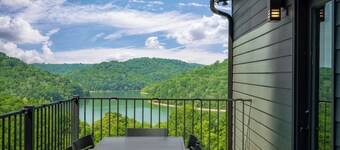 Modern Center Hill Lake House - Lake Views & Access - Fire Pit