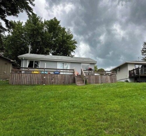 Cozy 3-bedroom cabin on East Lake Okoboji with WiFi, AC