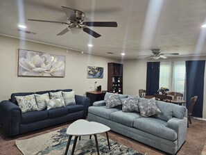 Una Smart TV, una chimenea, un futbolín, una mesa de tenis de mesa