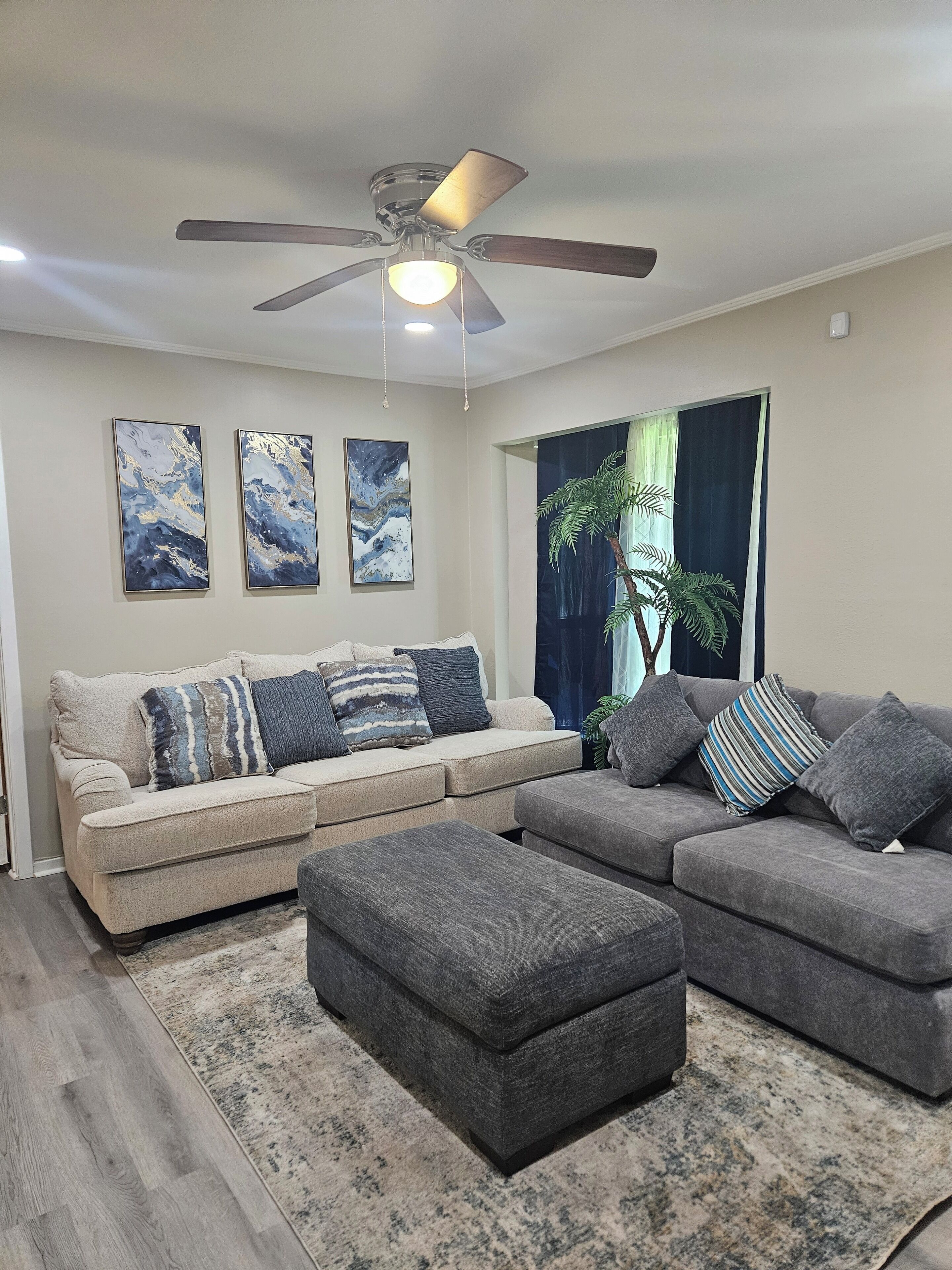 Smart TV, chimenea, futbolito, mesa de ping pong