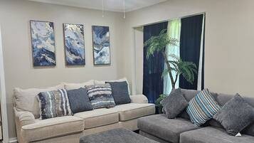 Smart TV, chimenea, futbolito, mesa de ping pong