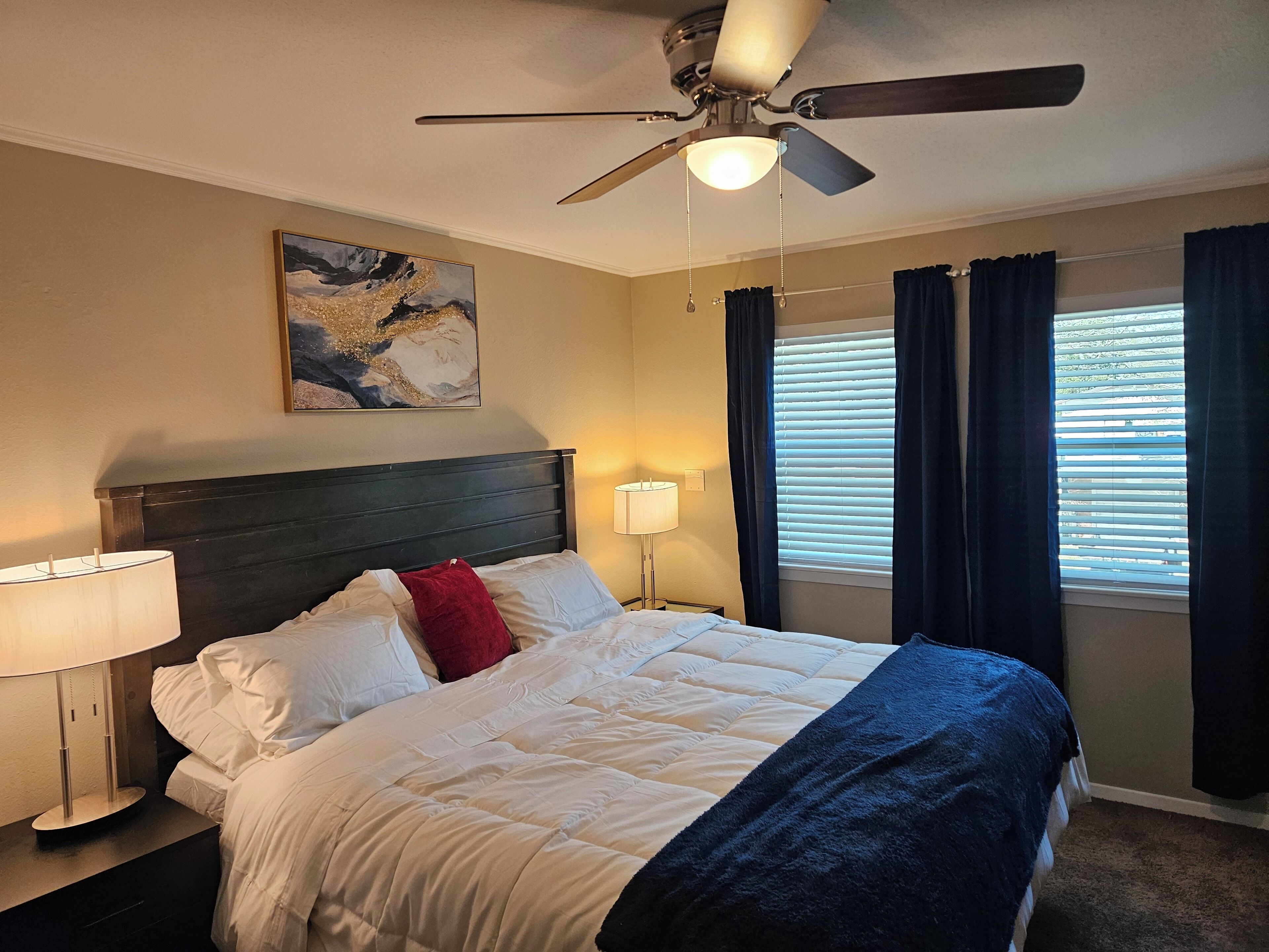 2 habitaciones, escritorio y tabla de planchar con plancha 