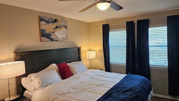 2 habitaciones, escritorio y tabla de planchar con plancha