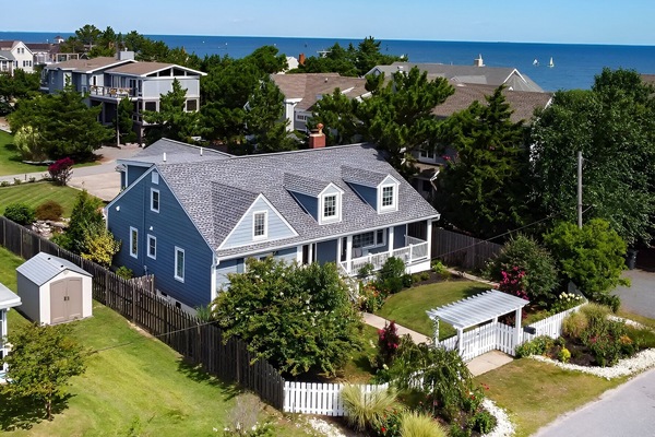 Less than 200 steps to the beach <3