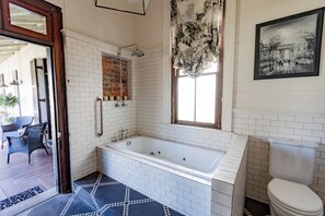 Bañera de hidromasaje, secador de pelo, toallas, jabón