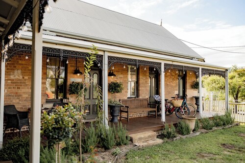 Little Milton restored Heritage Cottage 5 minutes walk to Harbour, Beaches & CBD
