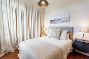 3 bedrooms, in-room safe, iron/ironing board, travel cot