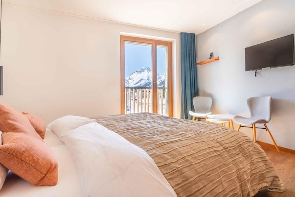 Basic Double Room, Mountain View | Minibar, in-room safe, blackout drapes, soundproofing