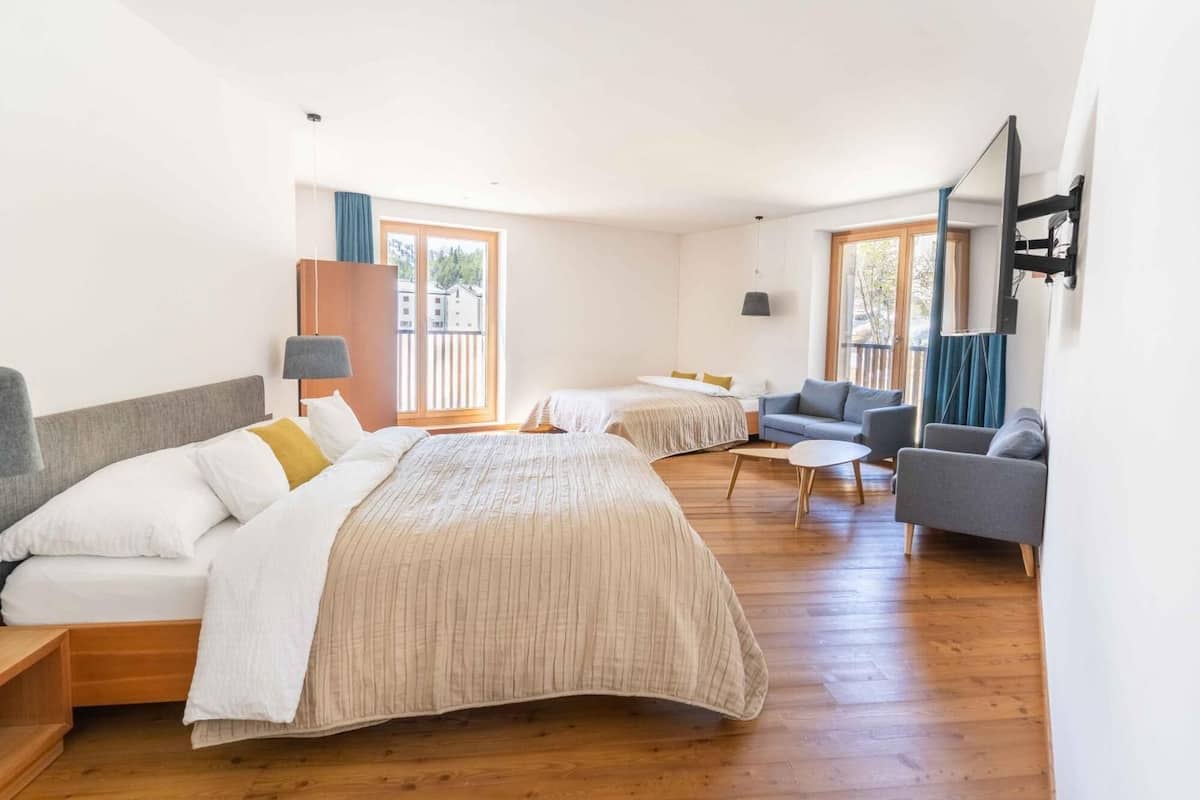 Familie vierpersoonskamer | Een minibar, een kluis op de kamer, verduisterende gordijnen