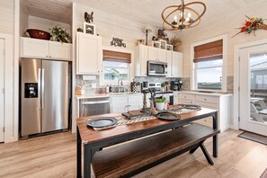 Fridge, microwave, oven, stovetop - Cinema Shores – Ocean Views, Movie Magic & Golf Cart Included! (Port Aransas)