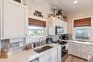 Fridge, microwave, oven, stovetop - Cinema Shores – Ocean Views, Movie Magic & Golf Cart Included! (Port Aransas)