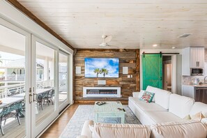 Fernseher, Kamin, Tischtennisplatte
