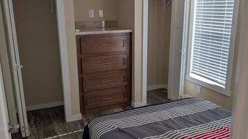 1 多间卧室、床单