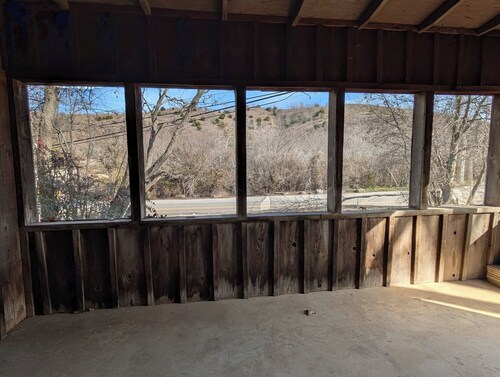 Family cabin w/large fireplace