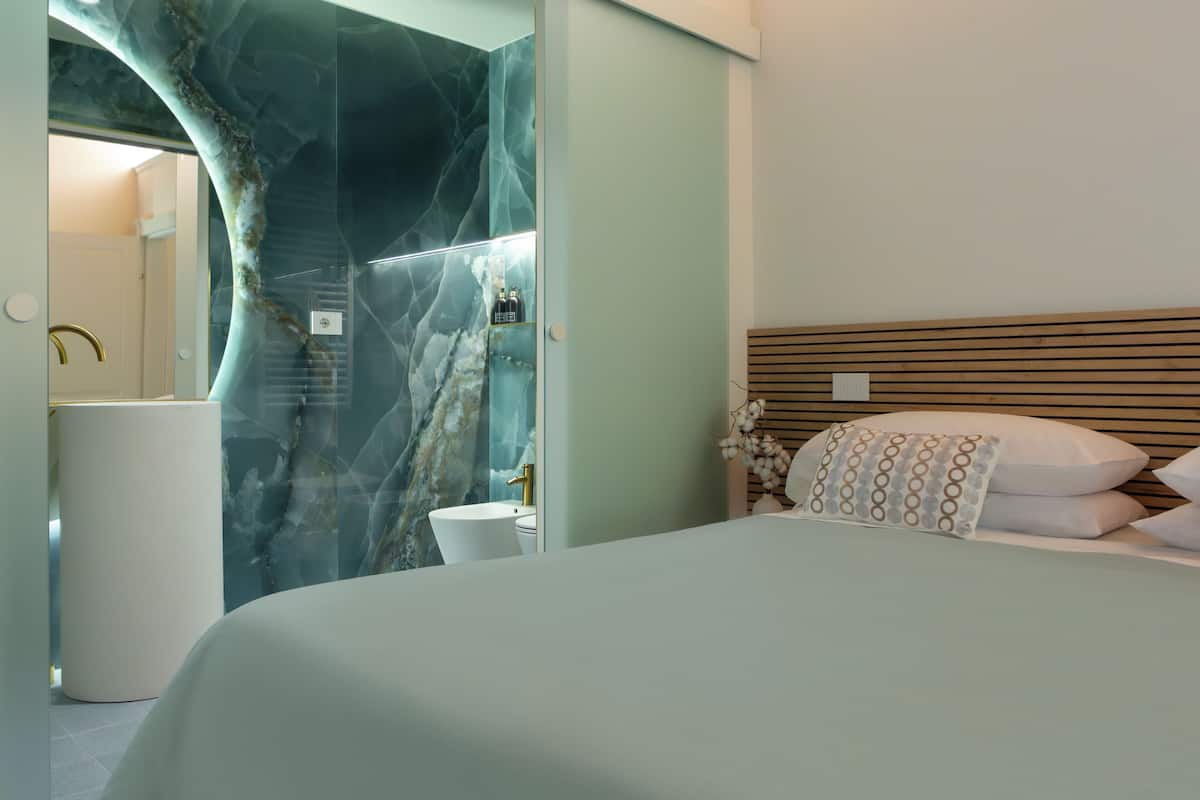 Moon River | Caja de seguridad en la habitación, muebles diferentes y escritorio
