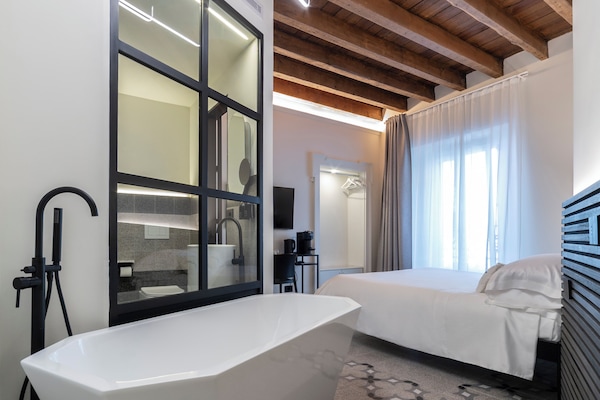 Urban Chic | Una cassaforte in camera, con arredamento individuale, una scrivania