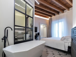 Urban Chic | Una cassaforte in camera, con arredamento individuale, una scrivania