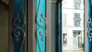 Une porte ornée de motifs métalliques et dotée de panneaux de verre.