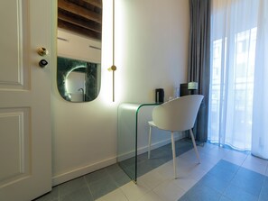 Moon River | Peti besi dalam bilik, dilengkapkan perabot secara berasingan, meja 