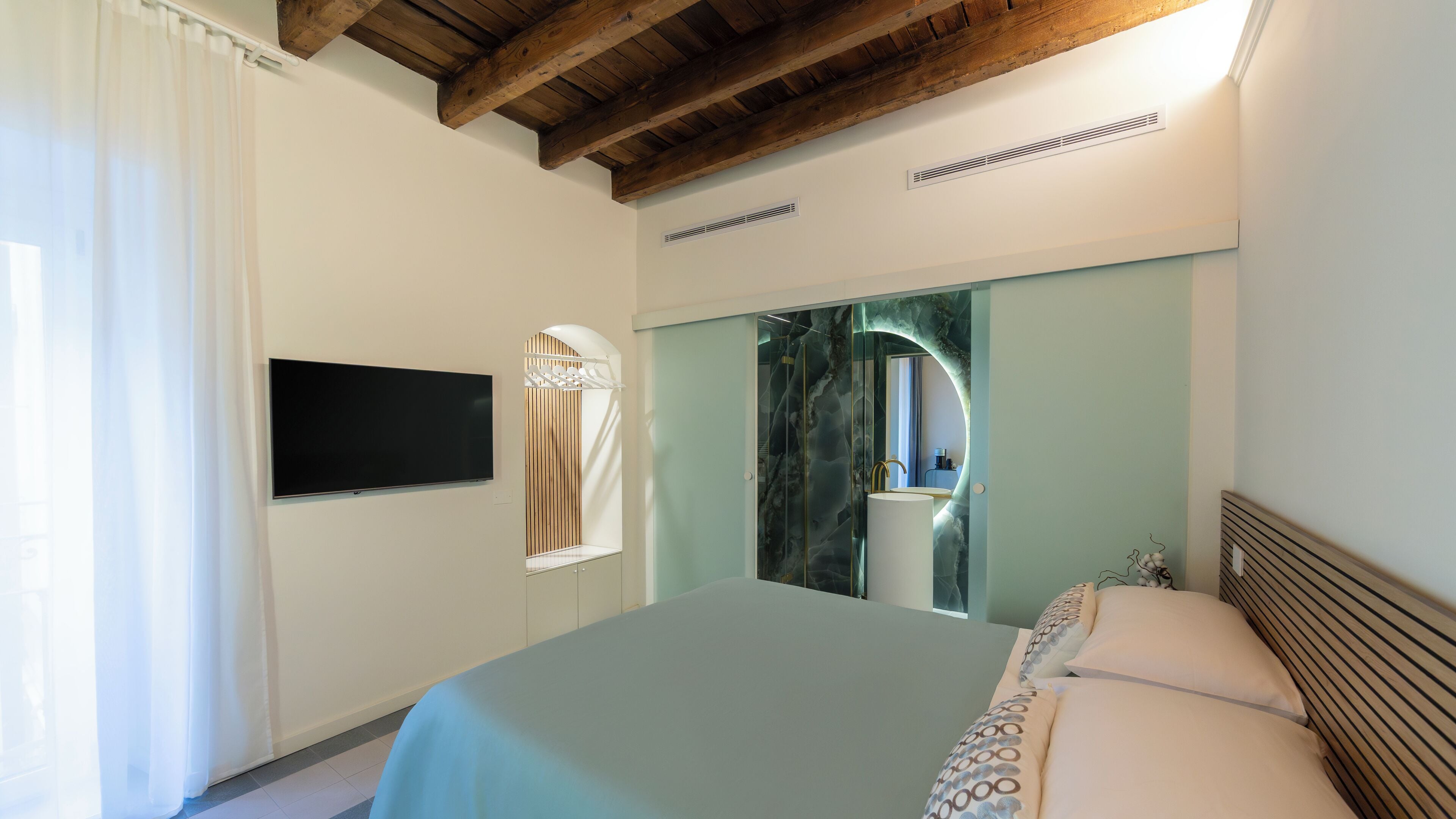 Moon River | ตู้นิรภัยในห้องพัก, ตกแต่งพิเศษโดยเฉพาะ, โต๊ะทำงาน, ผ้าม่านกันแสง