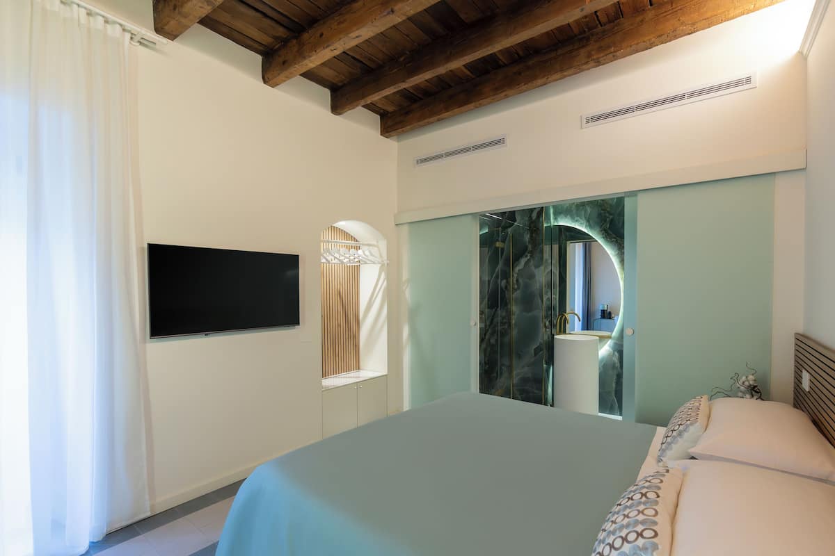 Moon River | Safe på rommet, individuelt innredet, skrivebord og blendingsgardiner