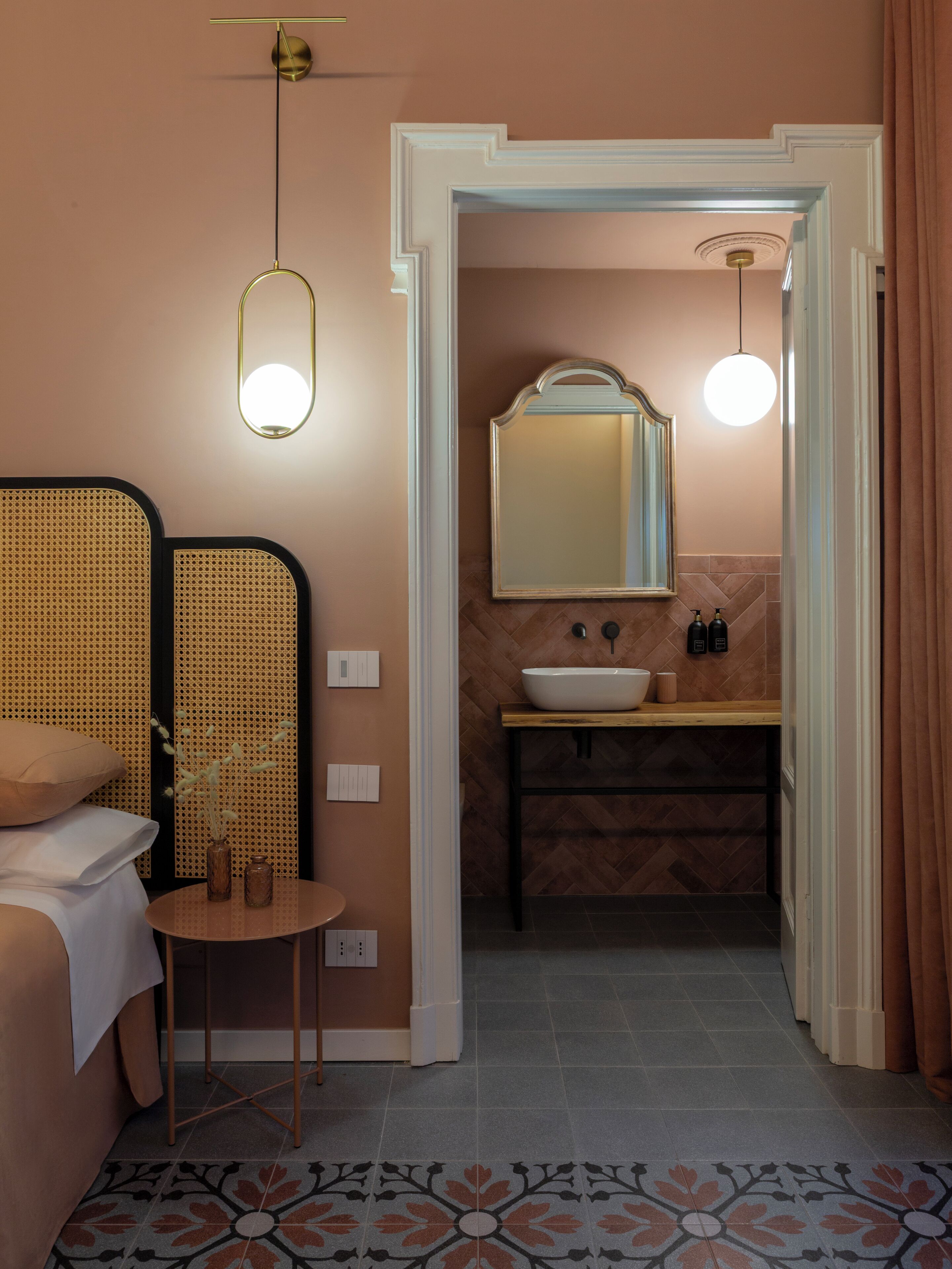 Retrò | ตู้นิรภัยในห้องพัก, ตกแต่งพิเศษโดยเฉพาะ, โต๊ะทำงาน, ผ้าม่านกันแสง