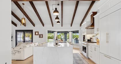 Majestic Cactus - Spacious 5-bedroom, Pool, Hottub, Bball and sand Vball court.