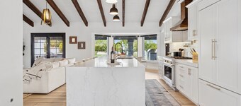 Majestic Cactus - Spacious 5-bedroom, Pool, Hottub, Bball and sand Vball court.
