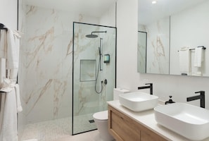 Dusche, Haartrockner, Handtücher, Seife