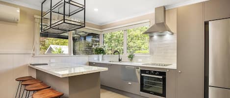 Réfrigérateur, four à micro-ondes, un four, surface de cuisson