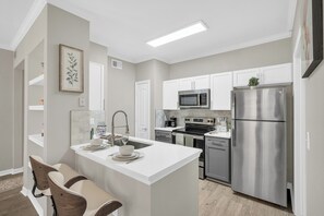 冰箱、微波炉、烤箱、炉灶