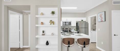 Køleskab, mikrobølgeovn, ovn, kogeplade