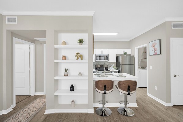 Een koelkast, een magnetron, een oven, een kookplaat