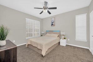 1 slaapkamer, een strijkplank/strijkijzer, wifi, beddengoed