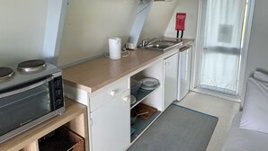 Refrigerador, microondas, horno, placa de cocina